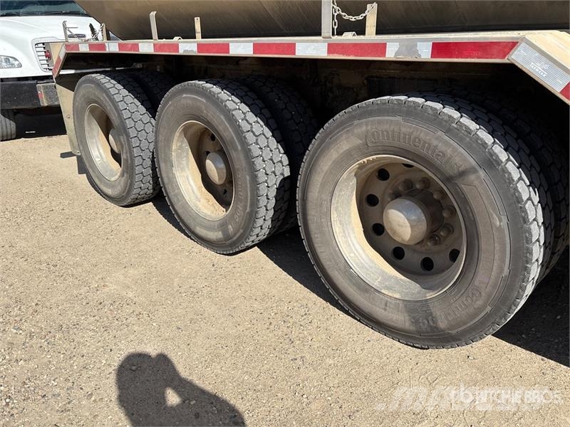 Peterbilt 567 4200 gal 8x6 Sleeper Tanker Truck Tovornjaki cisterne