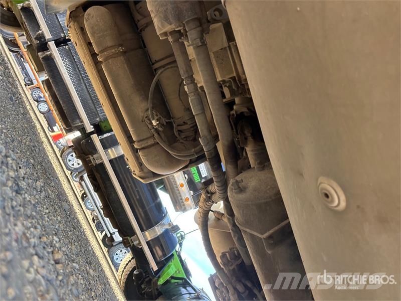 Peterbilt 567 6x4 T/A Dump Truck Bañeras basculantes usadas