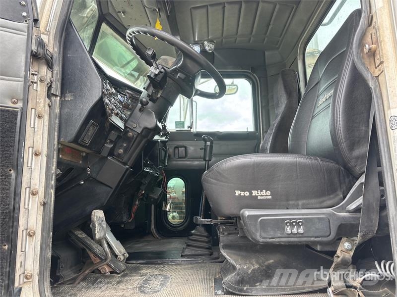 Peterbilt 567 6x4 T/A Dump Truck Tippbil
