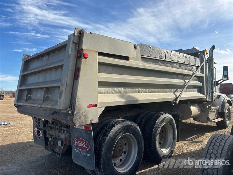Peterbilt 567 6x4 T/A Dump Truck Bañeras basculantes usadas