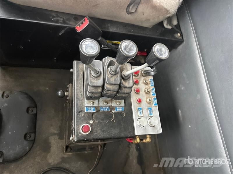 Peterbilt 567 6x4 T/A Dump Truck Camion ribaltabili