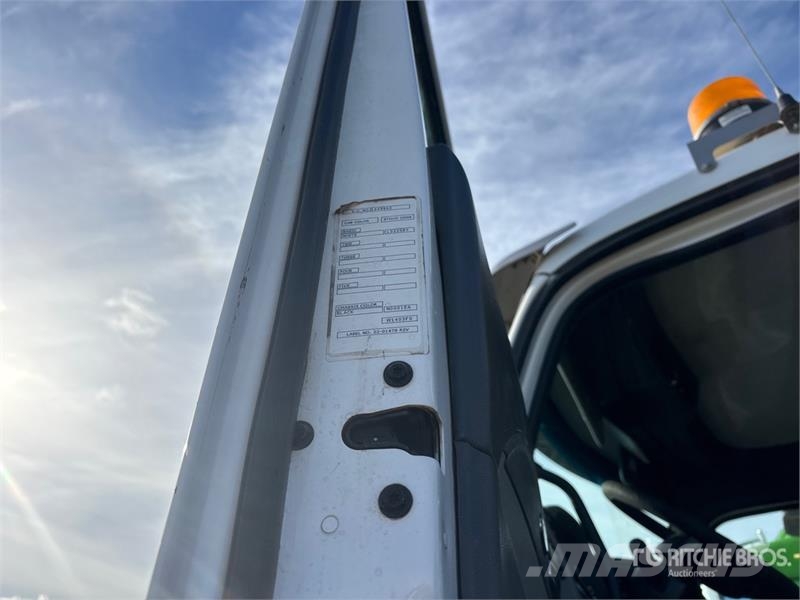 Peterbilt 567 6x4 T/A Dump Truck Bañeras basculantes usadas