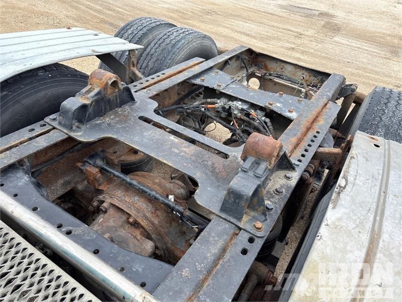 Peterbilt 6x4 T/A Sleeper Truck Tractor (Inoperable) Vetopöytäautot