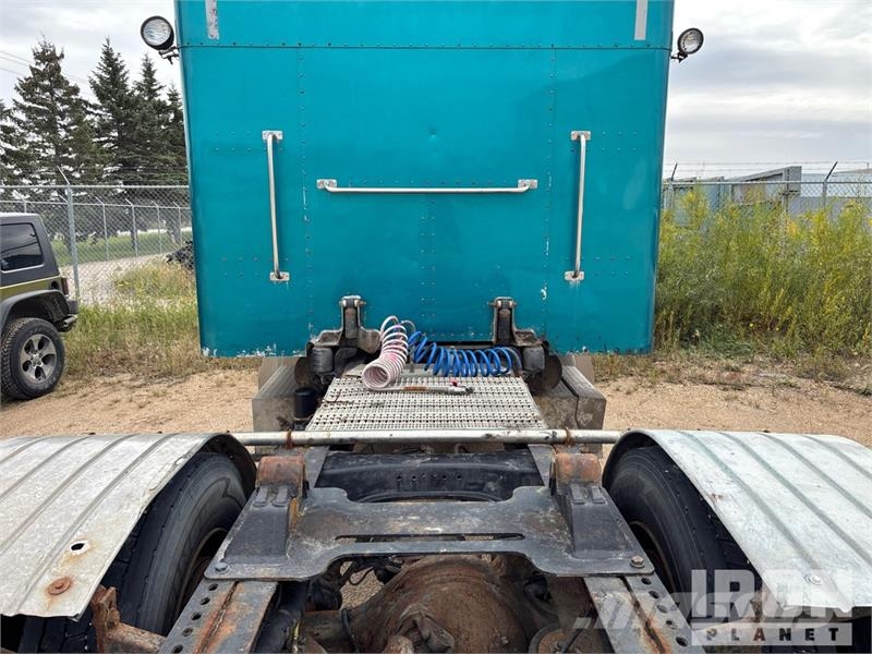 Peterbilt 6x4 T/A Sleeper Truck Tractor (Inoperable) Vetopöytäautot