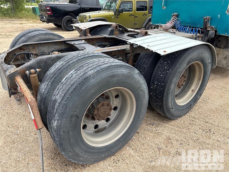 Peterbilt 6x4 T/A Sleeper Truck Tractor (Inoperable) Vetopöytäautot