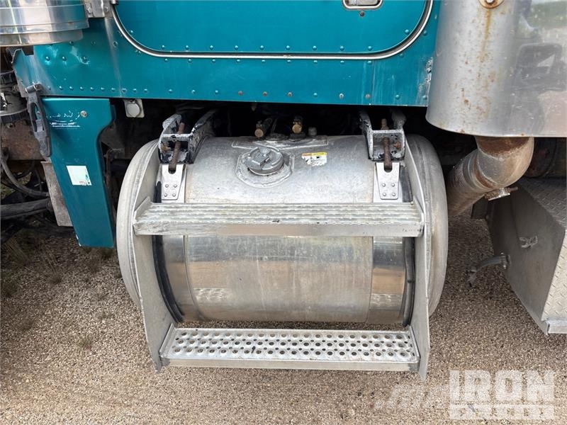 Peterbilt 6x4 T/A Sleeper Truck Tractor (Inoperable) Vetopöytäautot