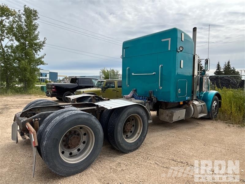 Peterbilt 6x4 T/A Sleeper Truck Tractor (Inoperable) Vetopöytäautot