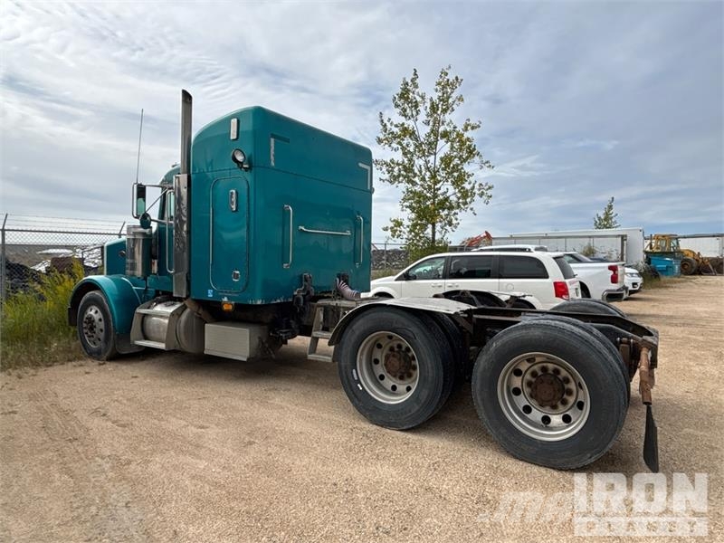 Peterbilt 6x4 T/A Sleeper Truck Tractor (Inoperable) Vetopöytäautot