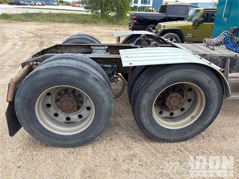 Peterbilt 6x4 T/A Sleeper Truck Tractor (Inoperable) Vetopöytäautot