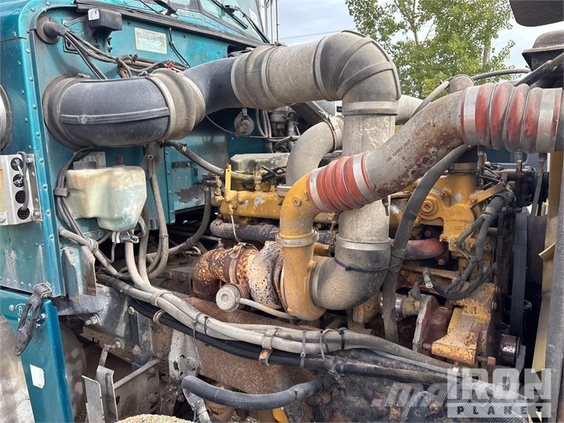 Peterbilt 6x4 T/A Sleeper Truck Tractor (Inoperable) Vetopöytäautot