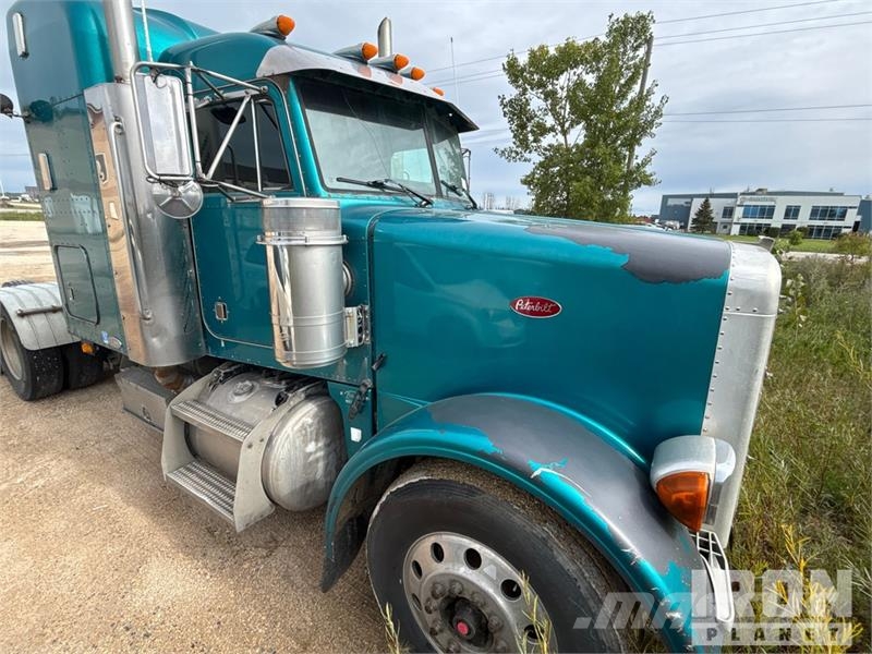 Peterbilt 6x4 T/A Sleeper Truck Tractor (Inoperable) Vetopöytäautot