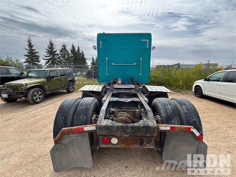 Peterbilt 6x4 T/A Sleeper Truck Tractor (Inoperable) Vetopöytäautot
