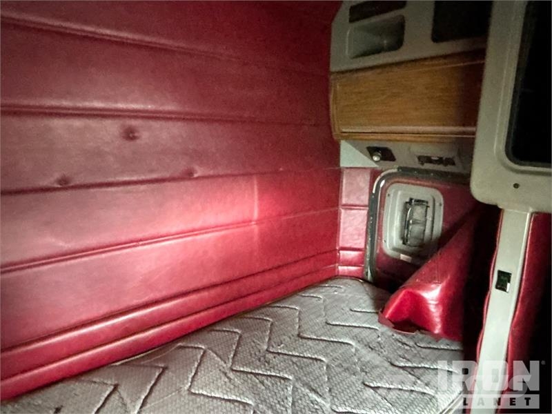 Peterbilt 6x4 T/A Sleeper Truck Tractor (Inoperable) Vetopöytäautot