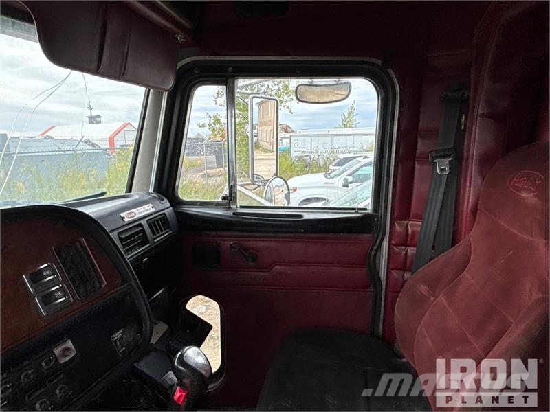 Peterbilt 6x4 T/A Sleeper Truck Tractor (Inoperable) Vetopöytäautot