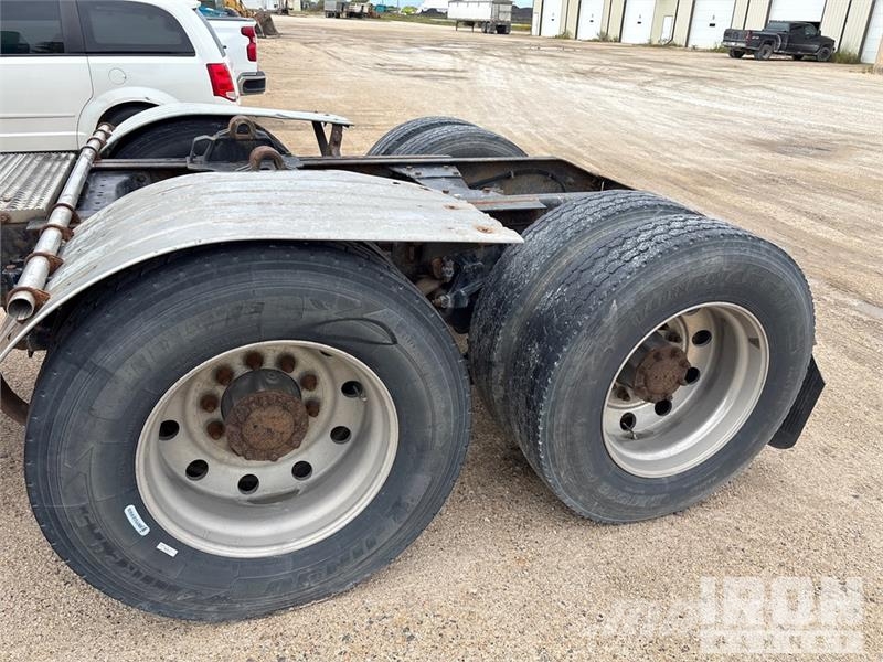 Peterbilt 6x4 T/A Sleeper Truck Tractor (Inoperable) Vetopöytäautot