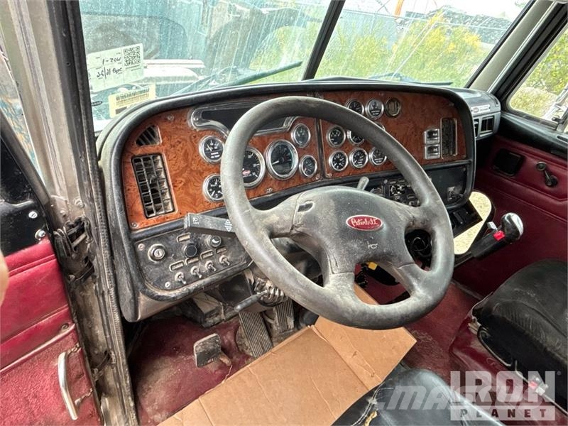 Peterbilt 6x4 T/A Sleeper Truck Tractor (Inoperable) Vetopöytäautot