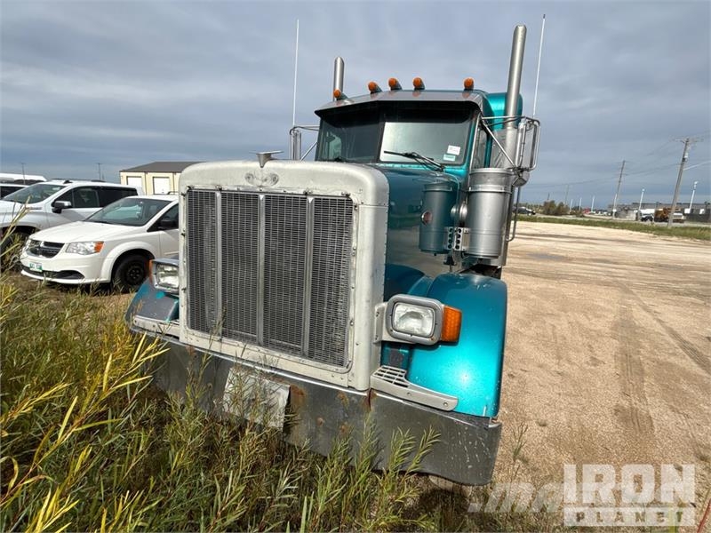 Peterbilt 6x4 T/A Sleeper Truck Tractor (Inoperable) Vetopöytäautot