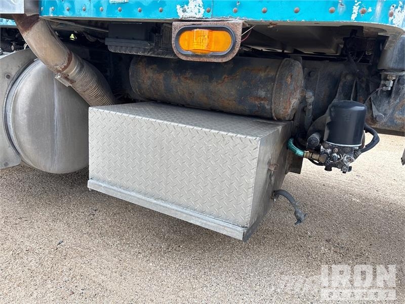 Peterbilt 6x4 T/A Sleeper Truck Tractor (Inoperable) Vetopöytäautot