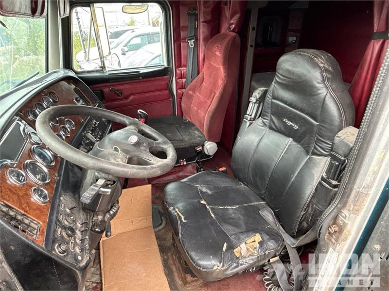 Peterbilt 6x4 T/A Sleeper Truck Tractor (Inoperable) Vetopöytäautot
