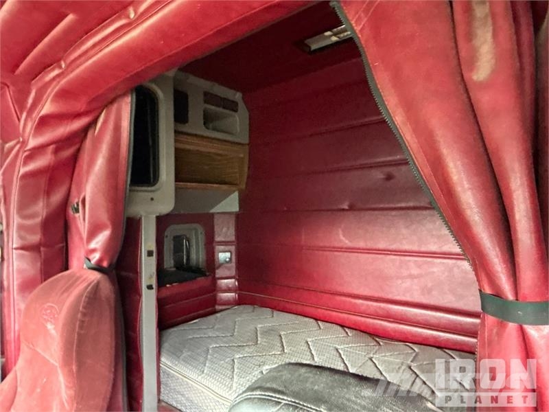Peterbilt 6x4 T/A Sleeper Truck Tractor (Inoperable) Vetopöytäautot