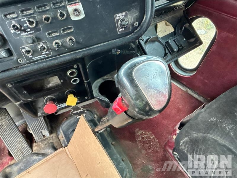 Peterbilt 6x4 T/A Sleeper Truck Tractor (Inoperable) Vetopöytäautot