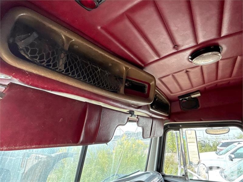 Peterbilt 6x4 T/A Sleeper Truck Tractor (Inoperable) Vetopöytäautot
