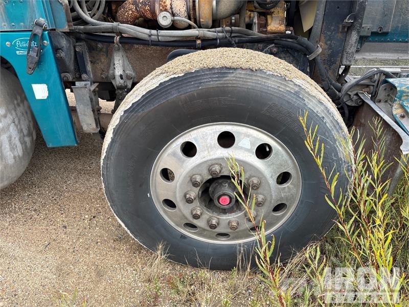 Peterbilt 6x4 T/A Sleeper Truck Tractor (Inoperable) Vetopöytäautot
