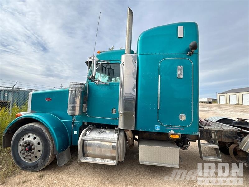 Peterbilt 6x4 T/A Sleeper Truck Tractor (Inoperable) Vetopöytäautot