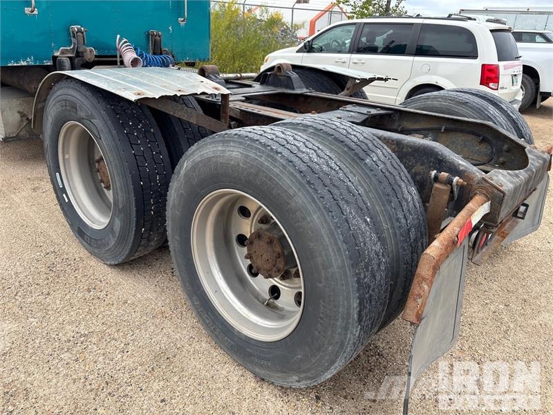 Peterbilt 6x4 T/A Sleeper Truck Tractor (Inoperable) Vetopöytäautot