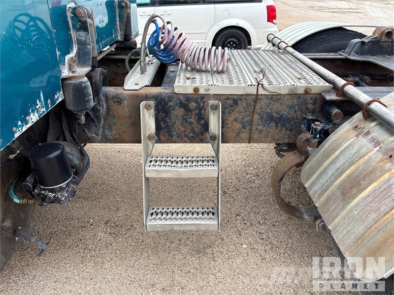 Peterbilt 6x4 T/A Sleeper Truck Tractor (Inoperable) Vetopöytäautot