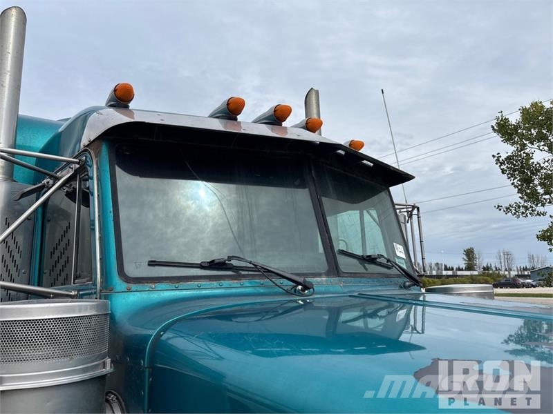 Peterbilt 6x4 T/A Sleeper Truck Tractor (Inoperable) Vetopöytäautot