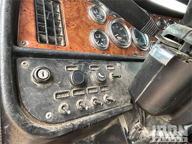 Peterbilt 6x4 T/A Sleeper Truck Tractor (Inoperable) Vetopöytäautot