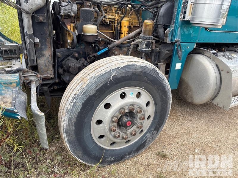 Peterbilt 6x4 T/A Sleeper Truck Tractor (Inoperable) Vetopöytäautot
