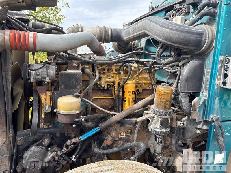 Peterbilt 6x4 T/A Sleeper Truck Tractor (Inoperable) Vetopöytäautot