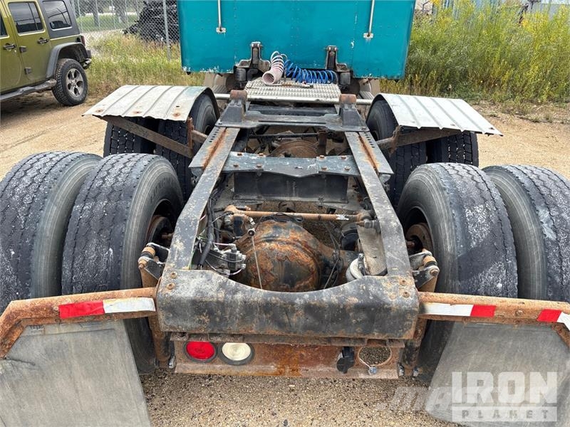 Peterbilt 6x4 T/A Sleeper Truck Tractor (Inoperable) Vetopöytäautot