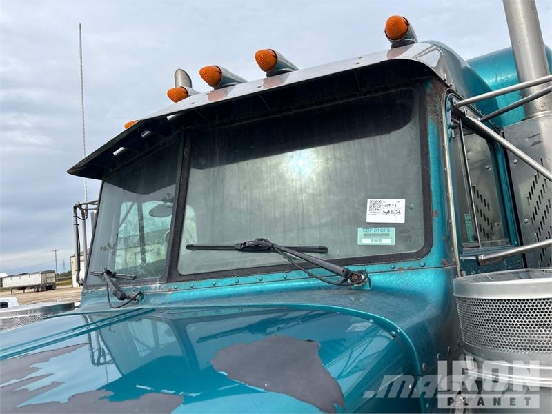 Peterbilt 6x4 T/A Sleeper Truck Tractor (Inoperable) Vetopöytäautot
