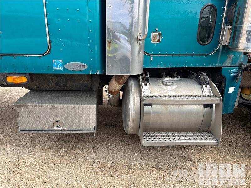 Peterbilt 6x4 T/A Sleeper Truck Tractor (Inoperable) Vetopöytäautot