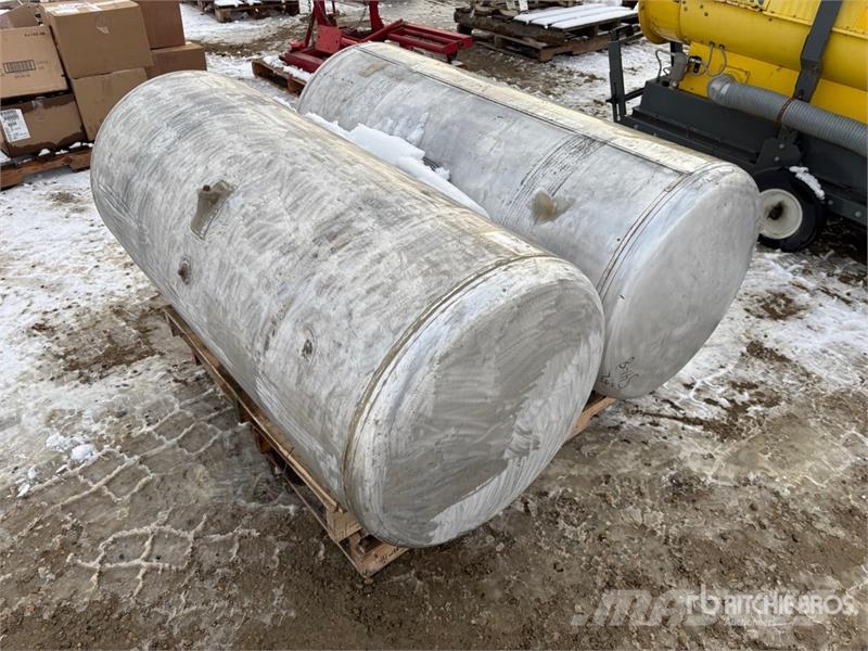 Peterbilt of (2) Peterbilt 120 gal Aluminum Tank Резервоари за гориво и добавки