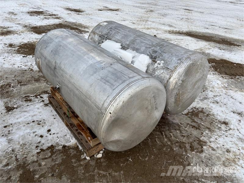 Peterbilt of (2) Peterbilt 120 gal Aluminum Tank Резервоари за гориво и добавки