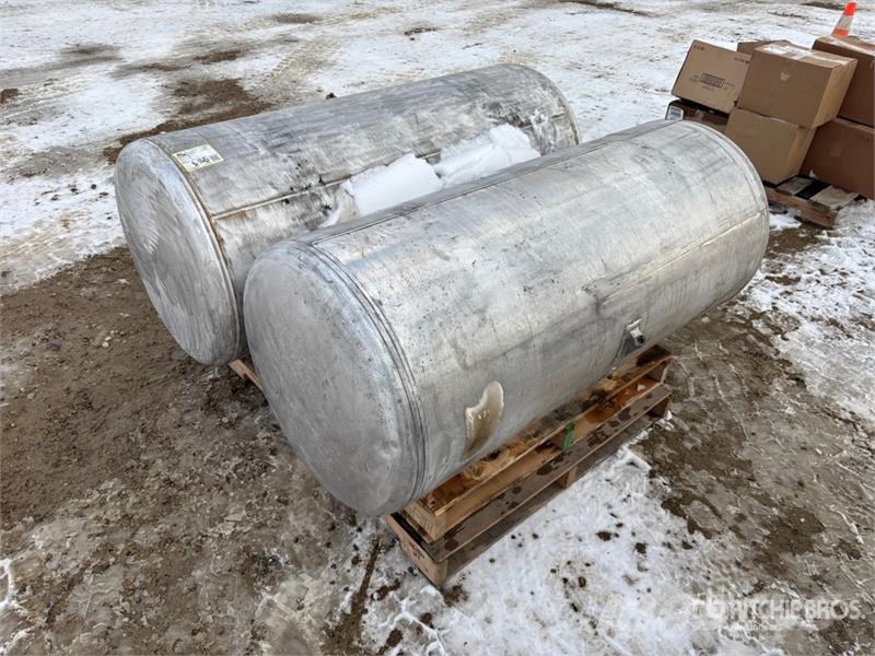 Peterbilt of (2) Peterbilt 120 gal Aluminum Tank Резервоари за гориво и добавки