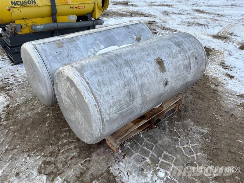 Peterbilt of (2) Peterbilt 120 gal Aluminum Tank Резервоари за гориво и добавки