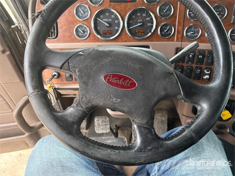 Peterbilt T/A Sleeper Truck Tractor Vetopöytäautot