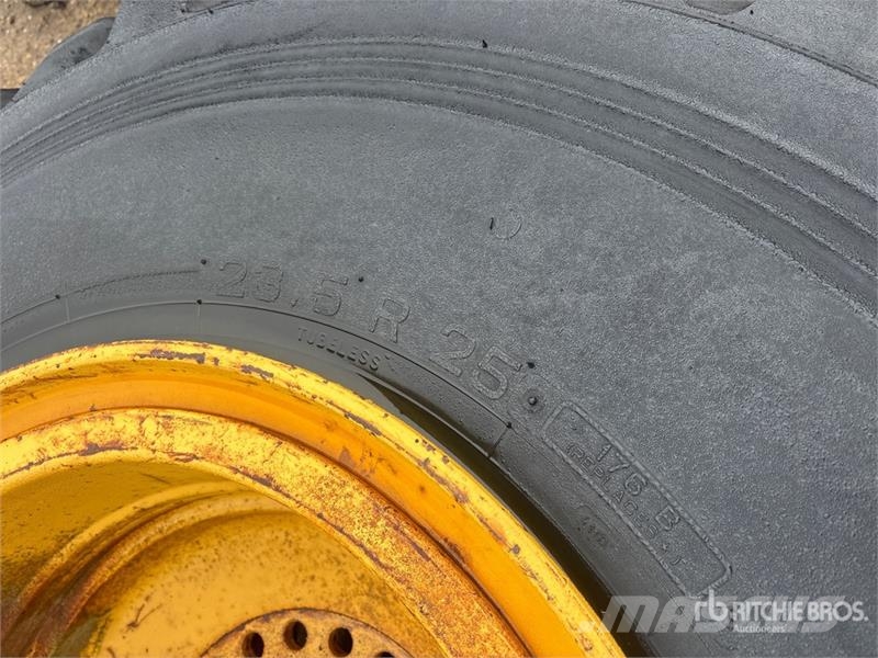 Pirelli Cinturato 23.5x25 Tires (Unused) Ruedas