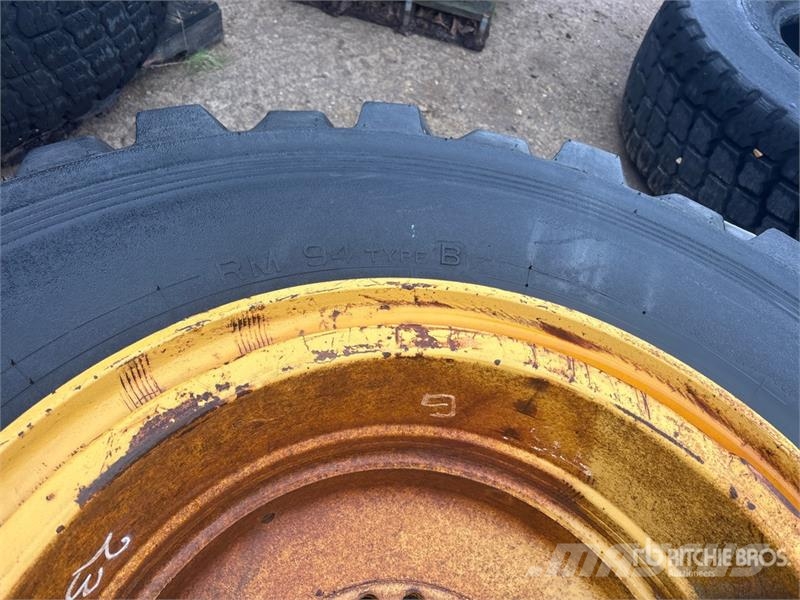 Pirelli Cinturato 23.5x25 Tires (Unused) Ruedas