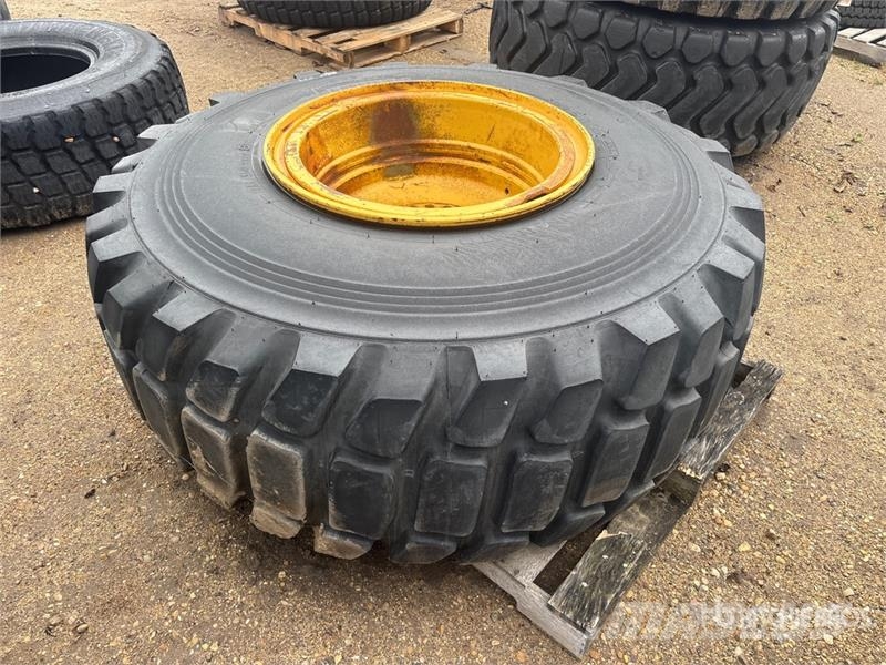 Pirelli Cinturato 23.5x25 Tires (Unused) Ruedas
