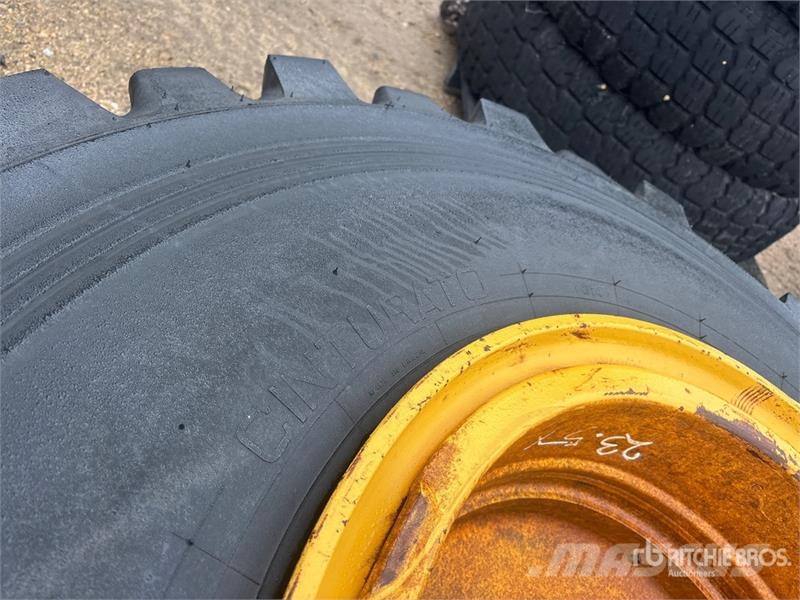 Pirelli Cinturato 23.5x25 Tires (Unused) Ruedas