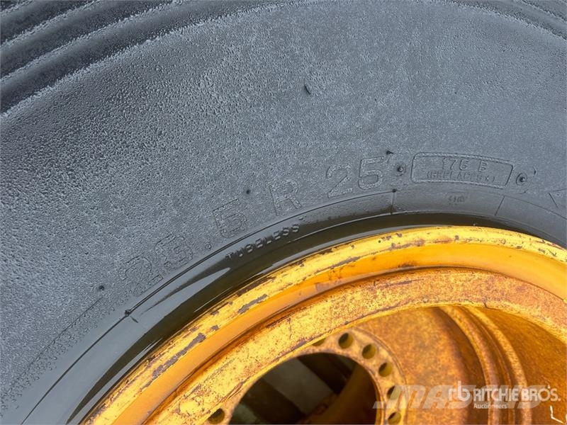 Pirelli Cinturato 23.5x25 Tires (Unused) Ruedas