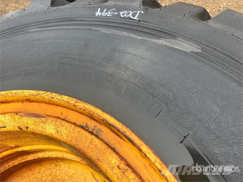 Pirelli Cinturato 23.5x25 Tires (Unused) Ruedas