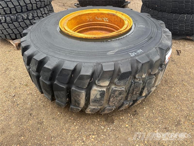 Pirelli Cinturato 23.5x25 Tires (Unused) Ruedas