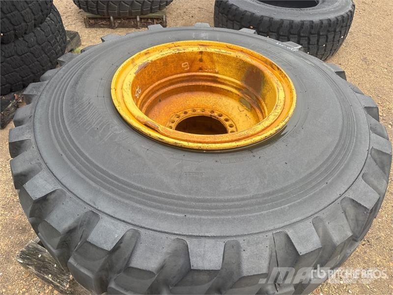 Pirelli Cinturato 23.5x25 Tires (Unused) Ruedas